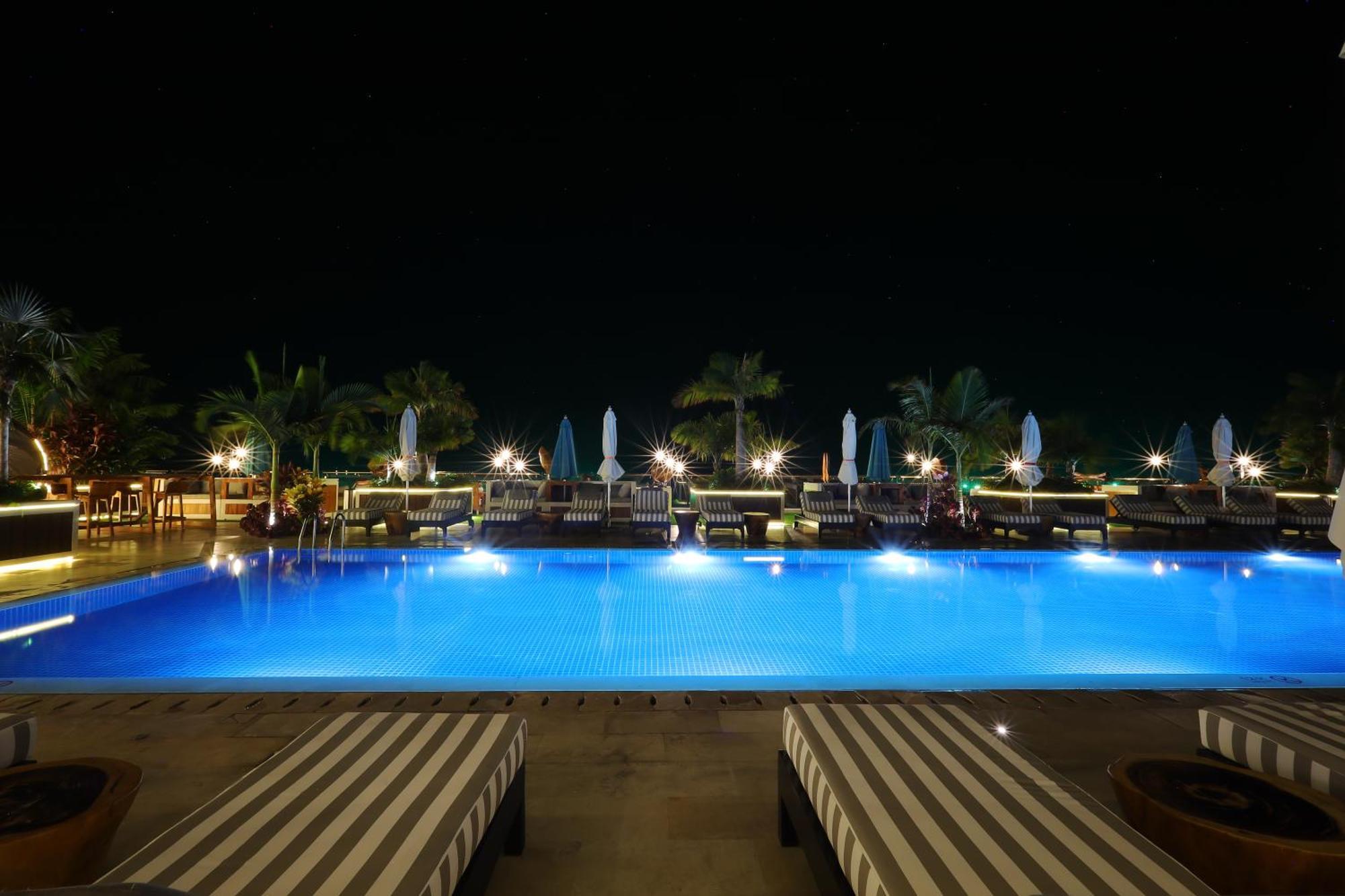 The Riyaz Lavanya Langkawi Pantai Cenang (Langkawi) Exterior foto The pool at night