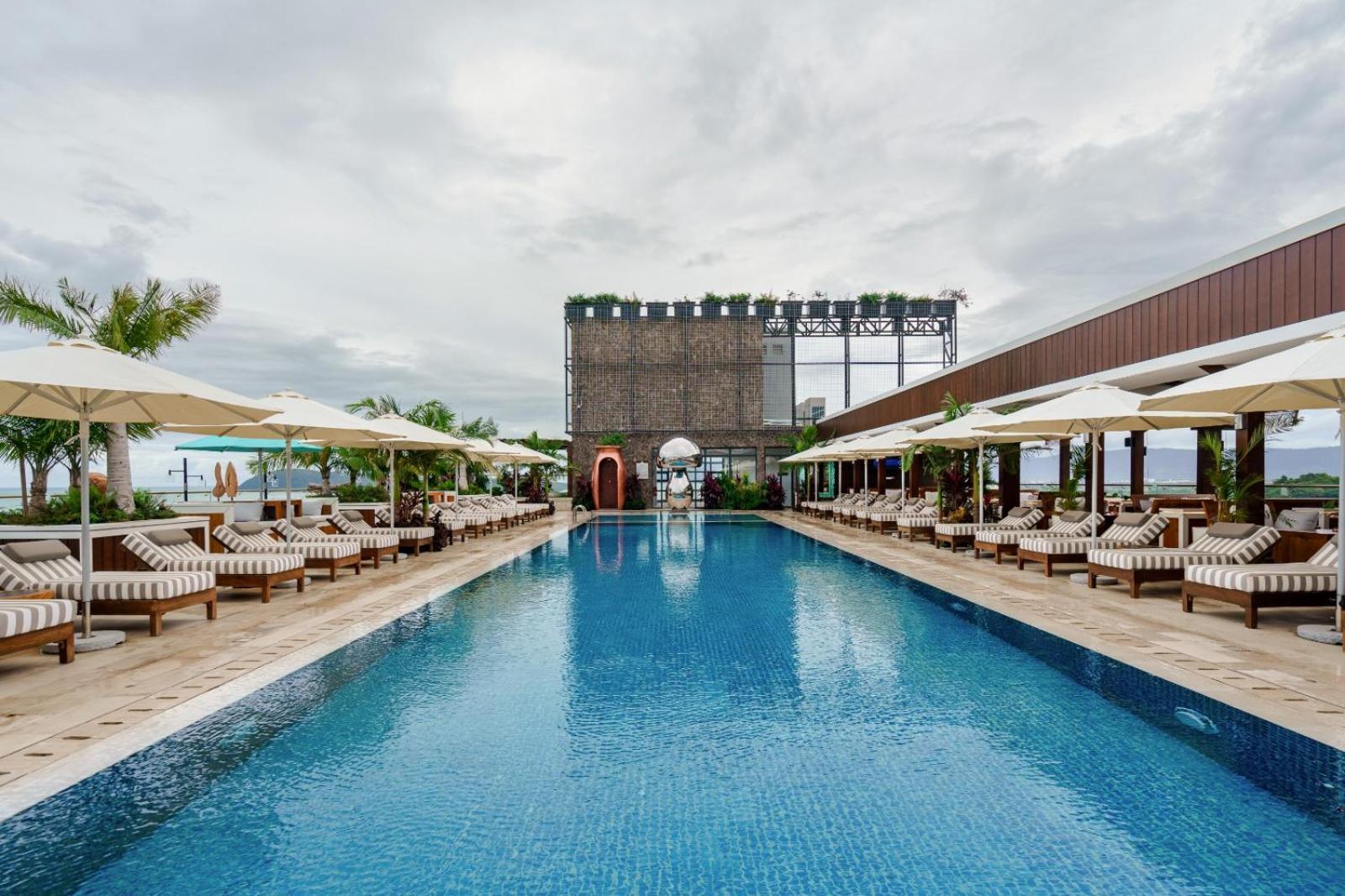 The Riyaz Lavanya Langkawi Pantai Cenang (Langkawi) Exterior foto The rooftop pool at the hotel