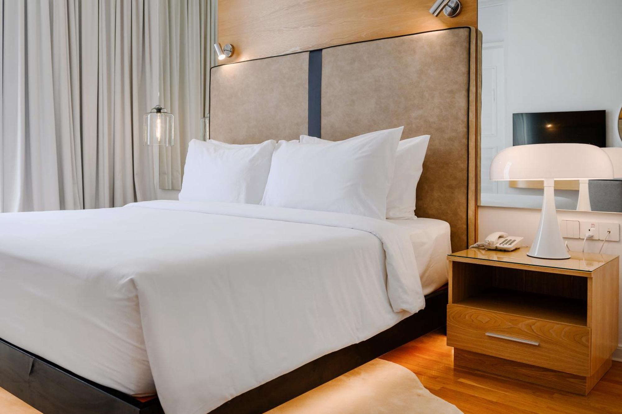 The Riyaz Lavanya Langkawi Pantai Cenang (Langkawi) Exterior foto A bed with a nightstand